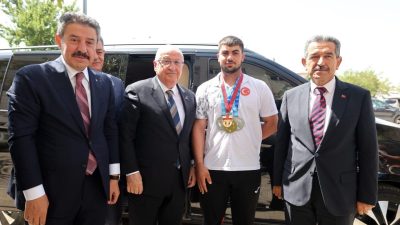 Millî Savunma Bakanı Yaşar Güler, ’Şehir Buluşmaları’ programı kapsamında Şırnak’ta