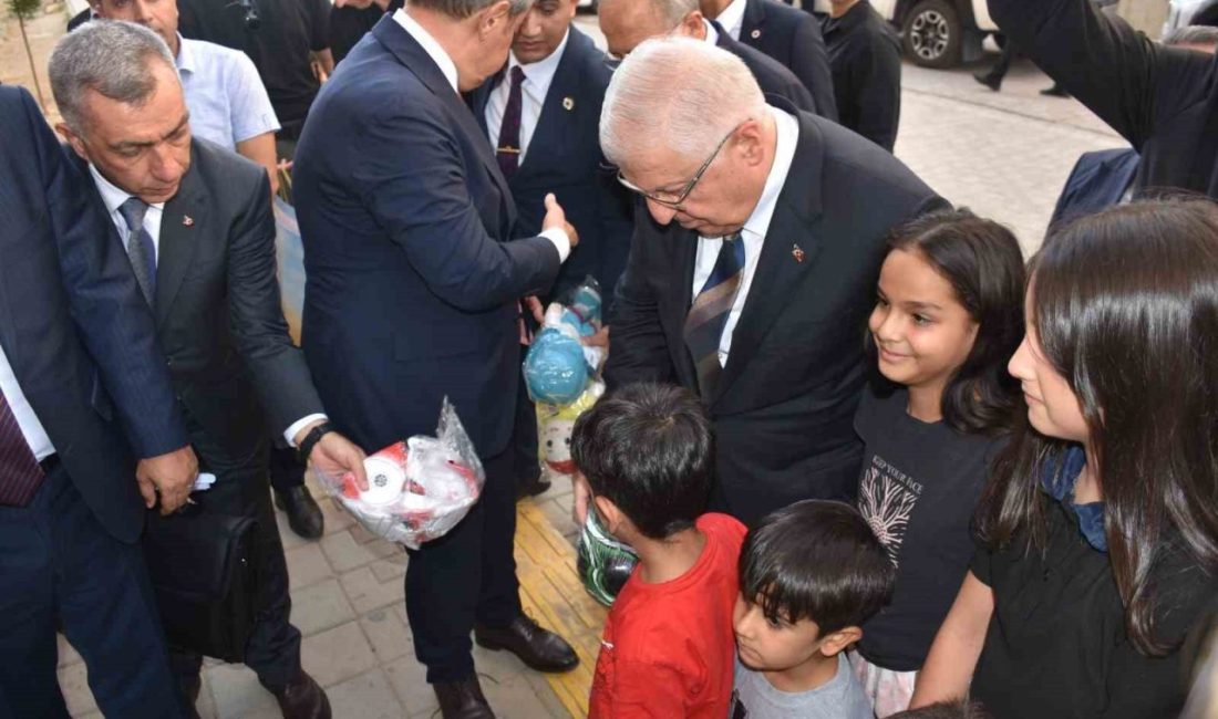 Milli Savunma Bakanı Yaşar Güler Şırnak’ta ziyaretlerde bulundu Milli Savunma Bakanı Yaşar Güler, Şırnak’ta esnaf ziyareti gerçekleştirdi, gençlerle