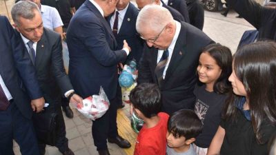 Milli Savunma Bakanı Yaşar Güler, Şırnak’ta esnaf ziyareti gerçekleştirdi, gençlerle