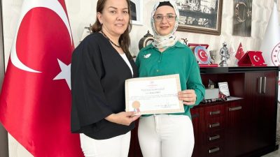 Niğde İl Sağlık Müdürlüğü’nde düzenlenen törenle sigarayı bırakan iki personele