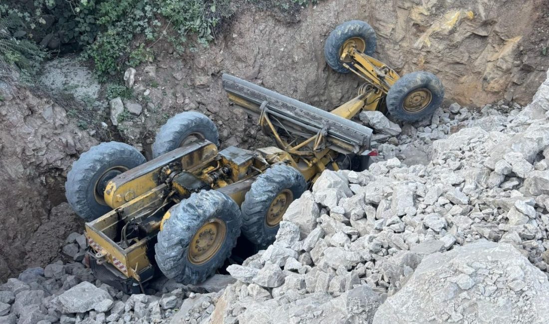 Ordu’nun Ünye ilçesinde freni patlayan iş makinesi, bir otomobille çarpışarak