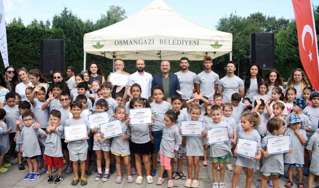 Osmangazi’de minikler yaz tatilinde yüzmeyi öğrendi Osmangazi Belediyesi’nin yaz spor okulları kapsamında düzenlediği yüzme kursları büyük