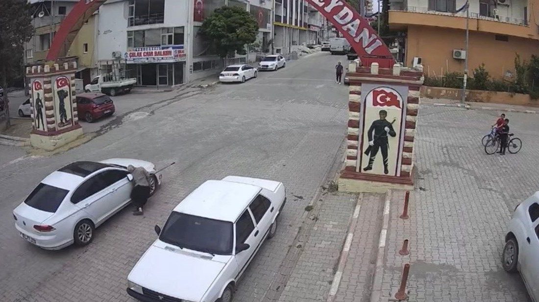 Osmaniye’de otomobil görme engelli vatandaşa çarptı Osmaniye’de otomobil 54 yaşındaki görme engelli Bekir Önal’a çarptı. Kaza