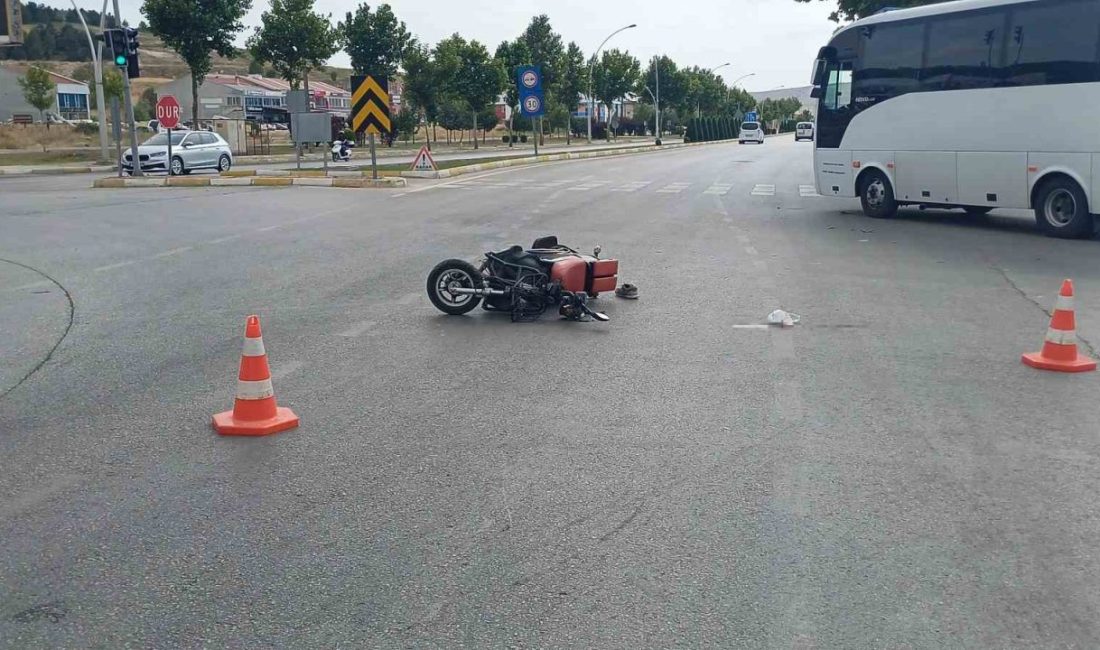 Otomobil ile çarpışan elektrikli motosiklet sürücüsü ağır yaralandı Çorum’da kırmızı ışık ihlali yaparak ters yönden gelen elektrikli motosiklet