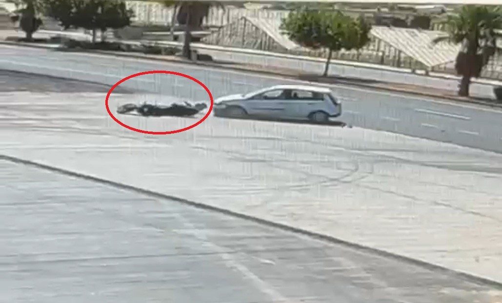 Otomobil ile çarpışan motosikletlinin metrelerce sürüklendiği kaza kamerada Antalya’nın Gazipaşa ilçesinde aynı yönde seyreden otomobille motosikletin çarpışması sonucu