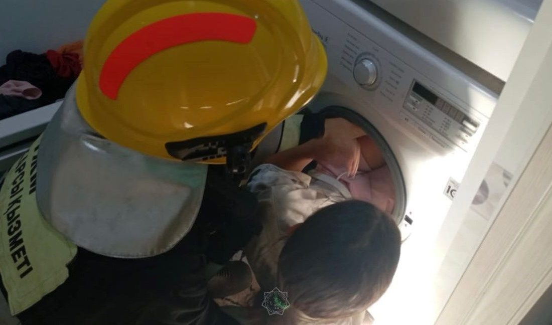 Kazakistan’da bir çocuk, arkadaşıyla oyun oynarken çamaşır makinesinin tamburuna sıkıştı.