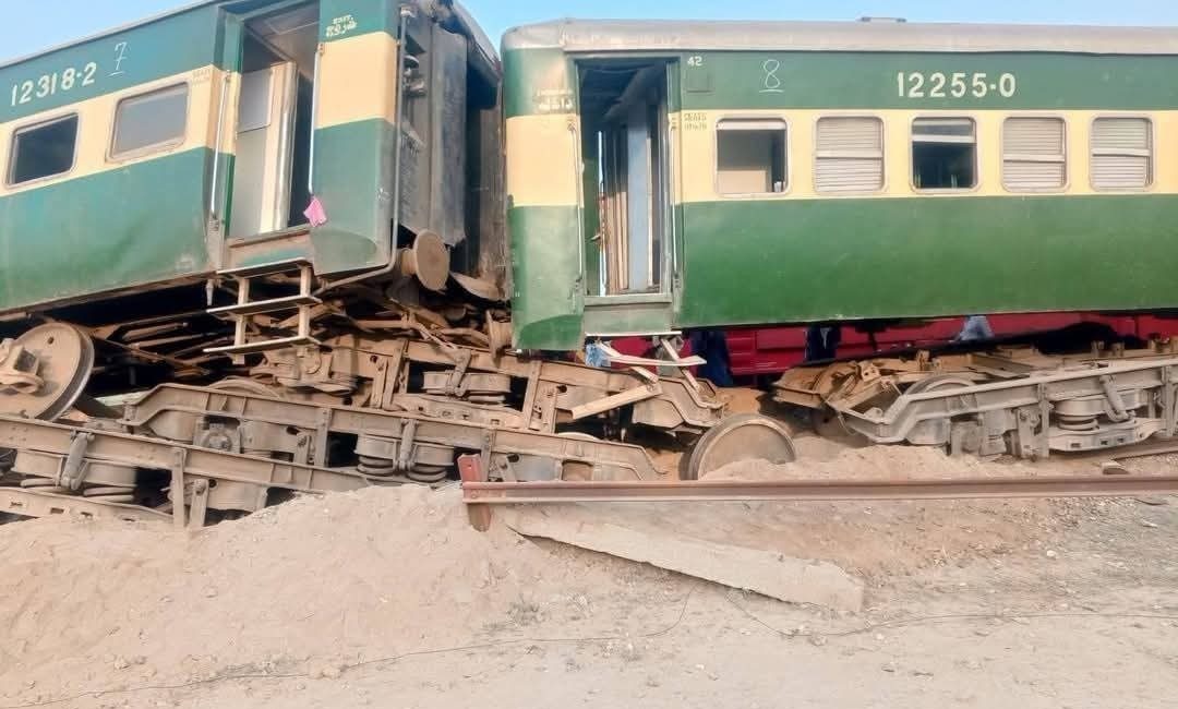 Pakistan’da Awam Express’e ait Karaçi-Peshawar seferini gerçekleştiren bir yolcu treninin,