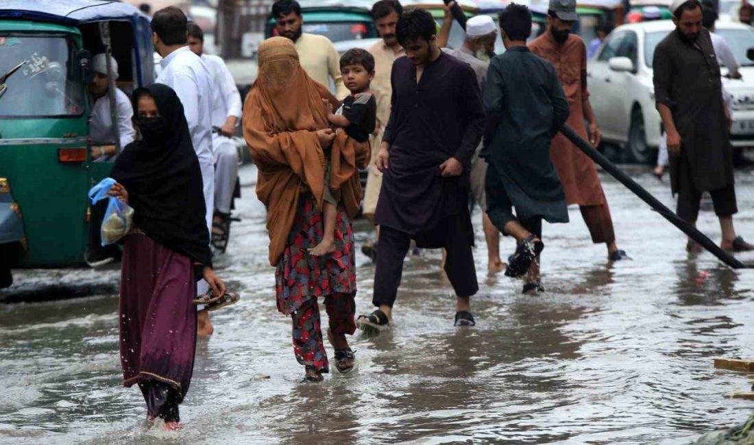 Pakistan’da muson yağmurlarının neden olduğu sel ve heyelanlarda hayatını kaybedenlerin