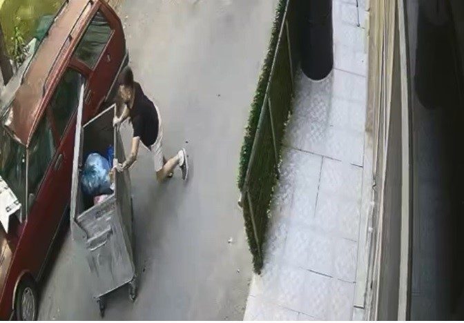 Rampadan kayan çöp konteynerini araçla çarpmadan son anda durdurdu Muğla’nın Yatağan ilçesinde rampadan hızla kayan çöp konteynerini fark eden