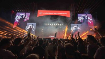 Erzurum Kültür Yolu Festivali etkinlikleri kapsamında sahne alan rap müziğin