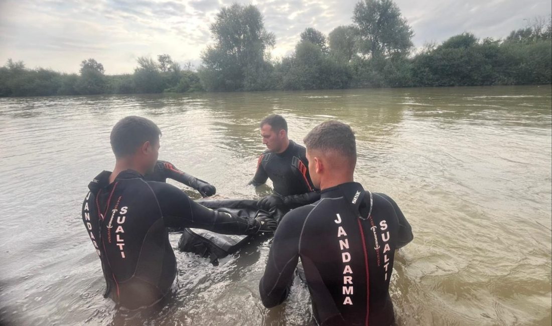 Sakarya Nehri’ne düştüğü öne sürülen gencin cansız bedeni 3 gün sonra bulundu Sakarya’nın Adapazarı ilçesinde Sakarya Nehri’ne düştüğü öne sürülen 22 yaşındaki