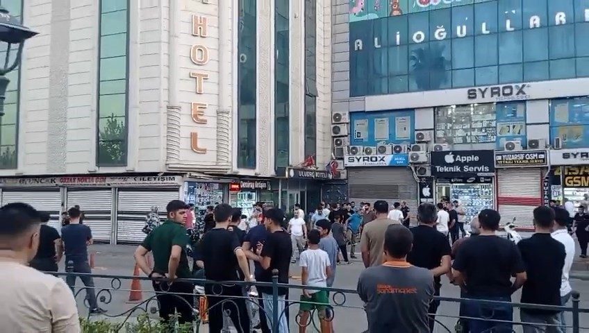 Şanlıurfa’da 5 katlı bir otele silahla ateş açan zanlılar ile