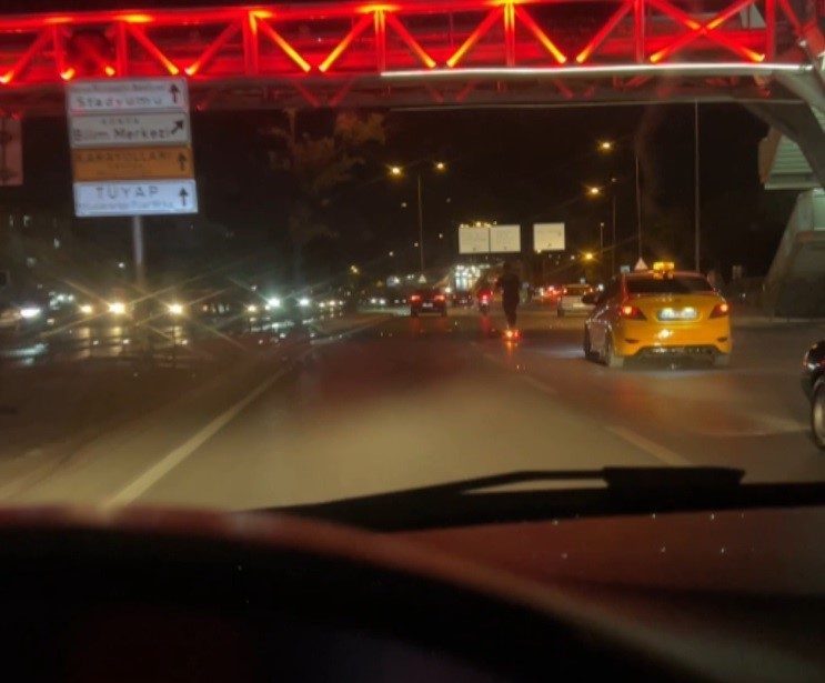 Konya’da caddede akan trafikte önüne gelen araçları yaklaşık 80-90 kilometre