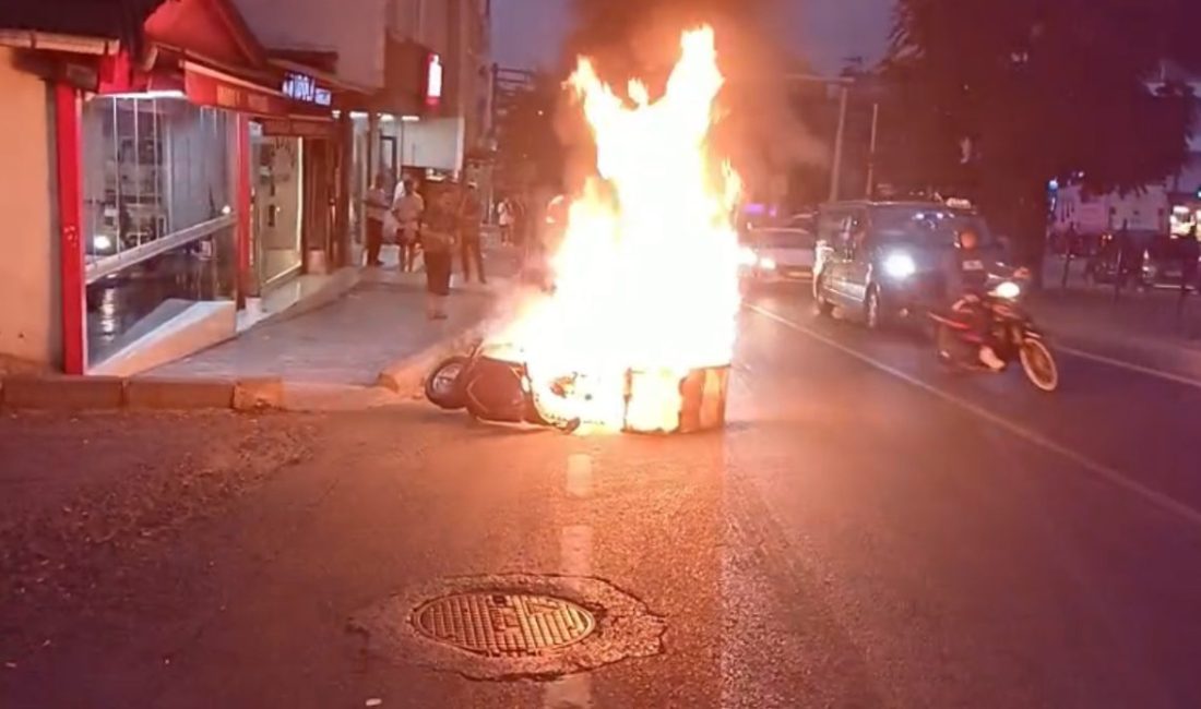Seyir halindeki motosiklet yandı, olay anı güvenlik kamerasında Samsun’da seyir halindeyken alev alev yanan motosikletten sürücü kaçarak kurtulurken,