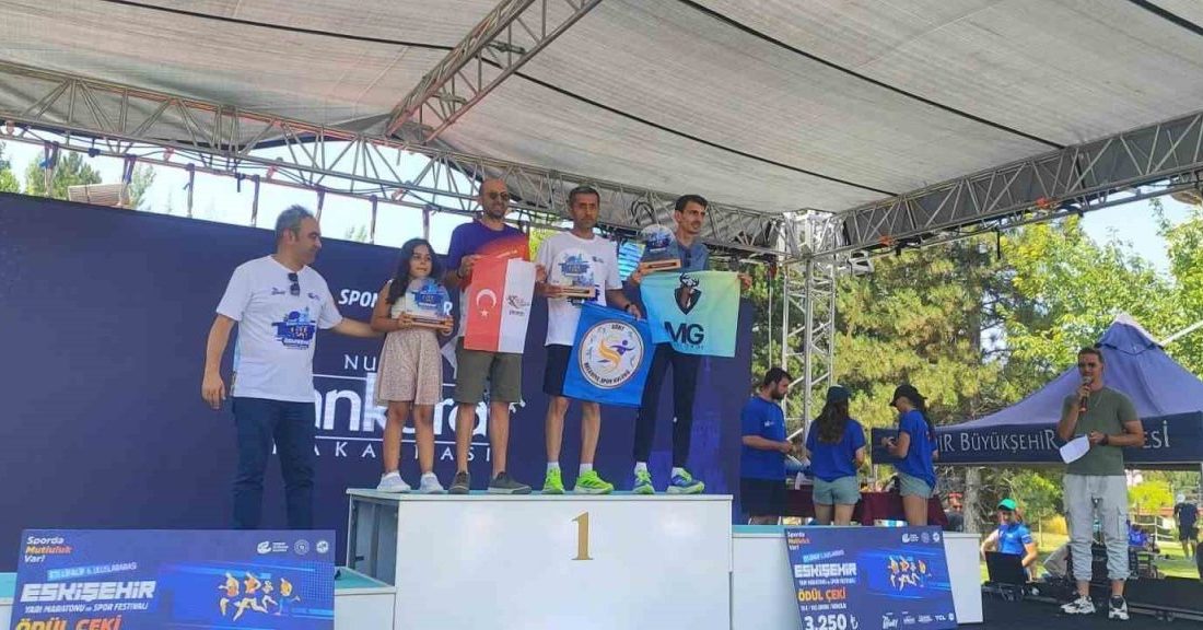 Siirtli sporcu, Eskişehir Yarı Maratonu’nda kategorisinde birinci oldu Eskişehir’de bu yıl 6. kez düzenlenen Uluslararası Eskişehir Yarı Maratonu’nda