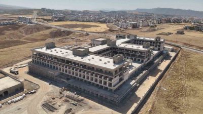 Siirt’te yapımı süren 400 yataklı Eğitim ve Araştırma Hastanesi şantiyesini,