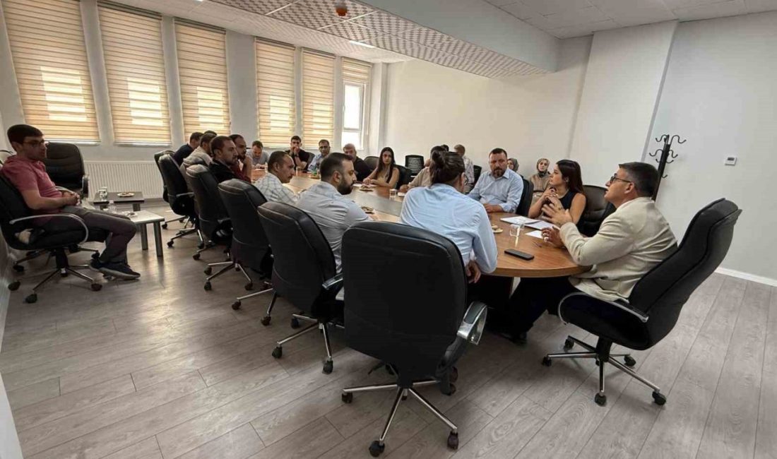 Siirt’te sağlık hizmetlerinin geliştirilmesi amacıyla “Sağlık Yönetimi Zirvesi” düzenlendi Siirt’te düzenlenen “Sağlık Yönetimi Zirvesi”nde, sağlık hizmetlerinde kaliteyi artıracak yenilikçi