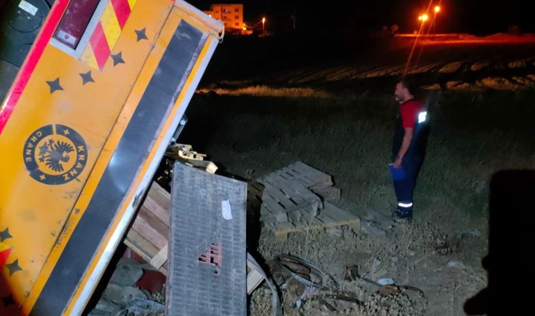 Siirt’te vinç devrildi 1 kişi yaralandı Siirt’in Kurtalan ilçesinde sürücüsünün direksiyon hakimiyetini kaybettiği vinç devrildi. Kazada