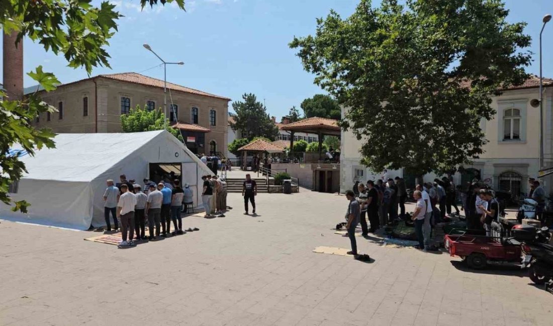 Balıkesir’in Sındırgı ilçesinde depremde bazı camilerin hasar görmesi nedeniyle cuma