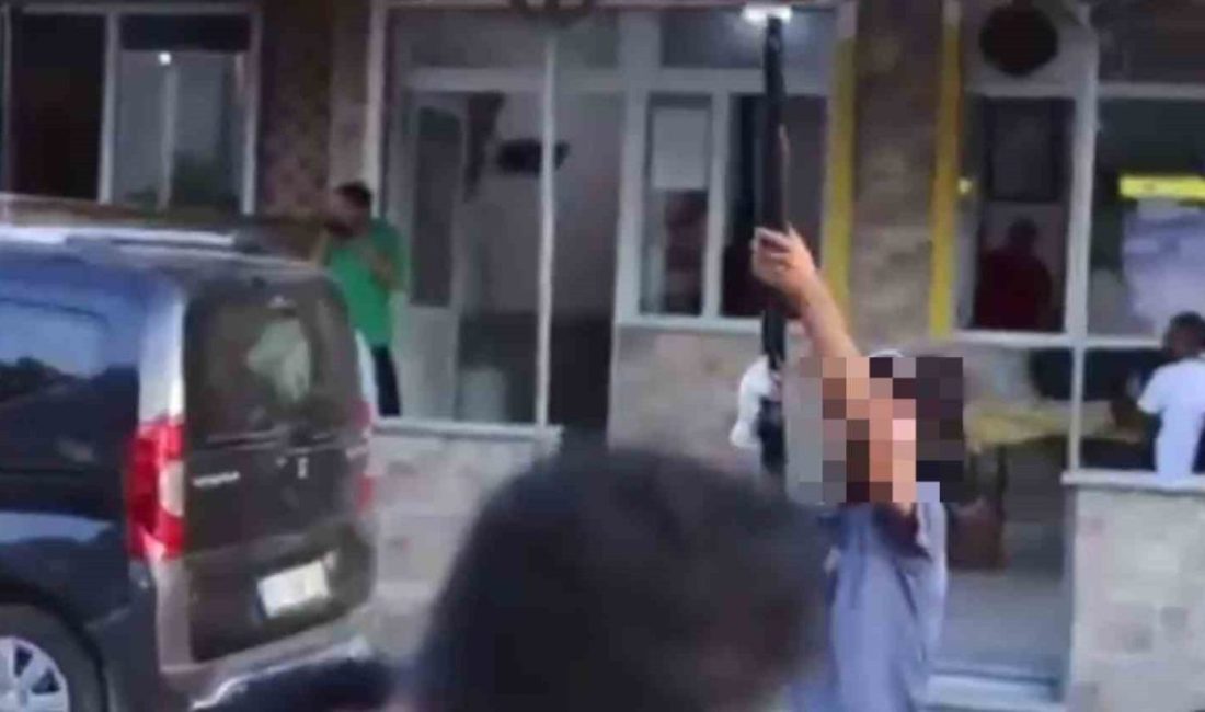 Sokak röportajı sırasında havaya ateş açan çocuk yakalandı Tekirdağ’ın Çorlu ilçesinde bir sokak röportajı sırasında havaya ateş açılmasıyla