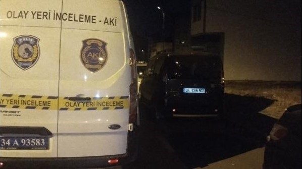 Sultanbeyli’de silahlı kavga Sultanbeyli’de bir kişi bilinmeyen bir nedenle bir dükkana silahla ateş