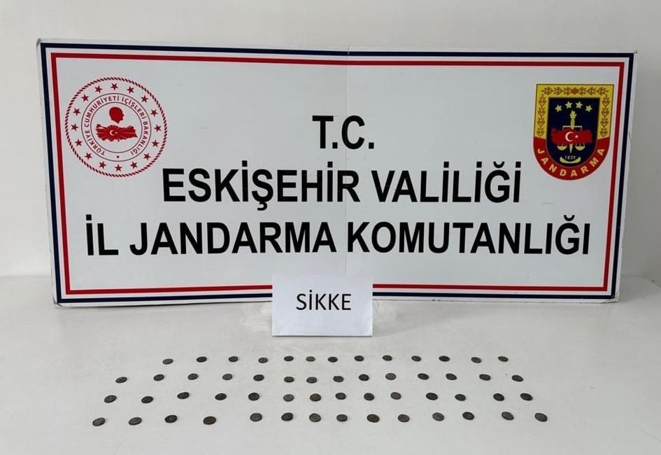 Tarihi eser kaçakçısı çantasındaki sikkelerle yakalandı Eskişehir’de jandarma ekiplerinin düzenlediği operasyonda, bir şahıs çantasında Roma dönemine