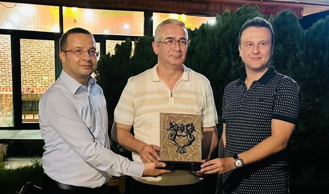 Tayini çıkan 14 yıllık kurucu başhekime veda programı Şırnak’ın Cizre İlçesi Ağız ve Diş Sağlığı Merkezi’nin 14 yıllık