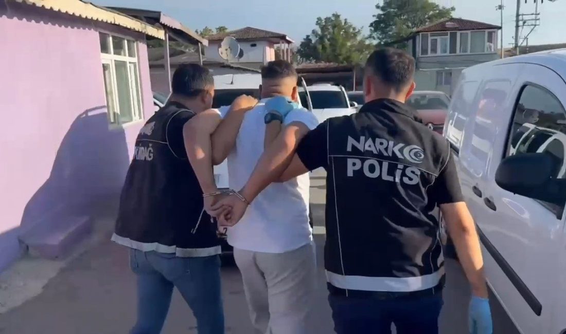 Tekirdağ’da bonzai içeceği pazarlayan torbacıya özel operasyon Tekirdağ’ın Çorlu ilçesinde bonzai kimyasalı emdirilmiş kağıtlarla hazırlanan uyuşturucu içeceği