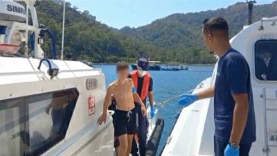 Muğla’nın Fethiye ilçesi açıklarında seyreden gezi teknesinde yaralanan genç için