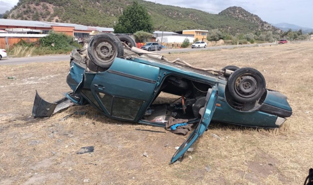 Ters dönen otomobilden sağ kurtuldu Tokat’ın Reşadiye ilçesi D-100 Karayolu’nda otomobil ile çarpışan aracın ters