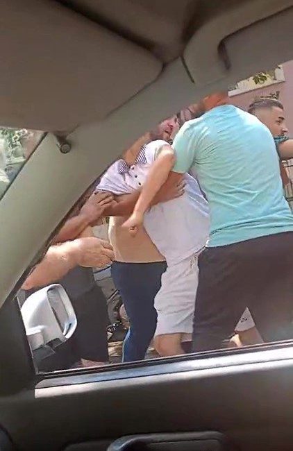 Trafikte dehşet saçtılar: Yol verme tartışması saldırıya dönüştü Kocaeli’nin Gebze ilçesinde trafikte yol verme tartışması saldırıya dönüştü. Bir