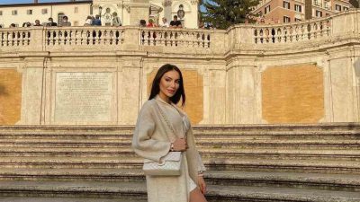 Ünlü manken ve sunucu Tuğçe Aral, konuk olduğu bir televizyon