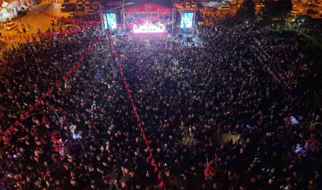 Türk Halk Müziği sanatçıları, Zafer Bayramı’na özel konserde sahne aldı Kırıkkale’de 30 Ağustos Zafer Bayramı, Cumhuriyet Meydanı’nda düzenlenen konserle coşkuyla