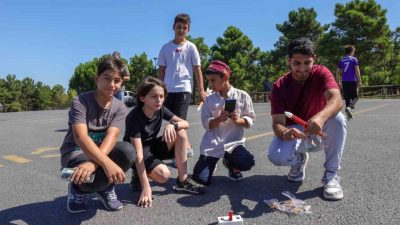 Ümraniye Belediyesi Şehit Mühendis Zahide Güçlü Ekici Bilim Merkezi’nde, gençlerin