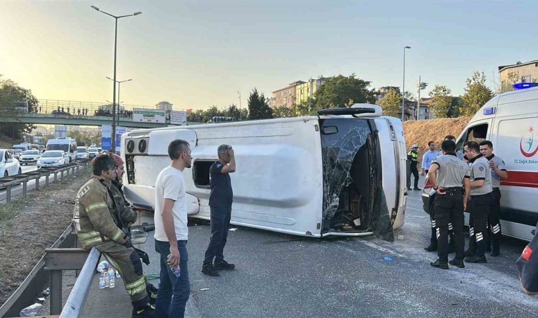 Ümraniye’de finans merkezi çalışanlarını taşıyan servis midibüsü kontrolden çıkarak devrildi.