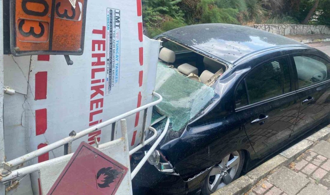 Üsküdar’da dik bir yokuşta kontrolden çıkan akaryakıt yüklü tanker devrildi.