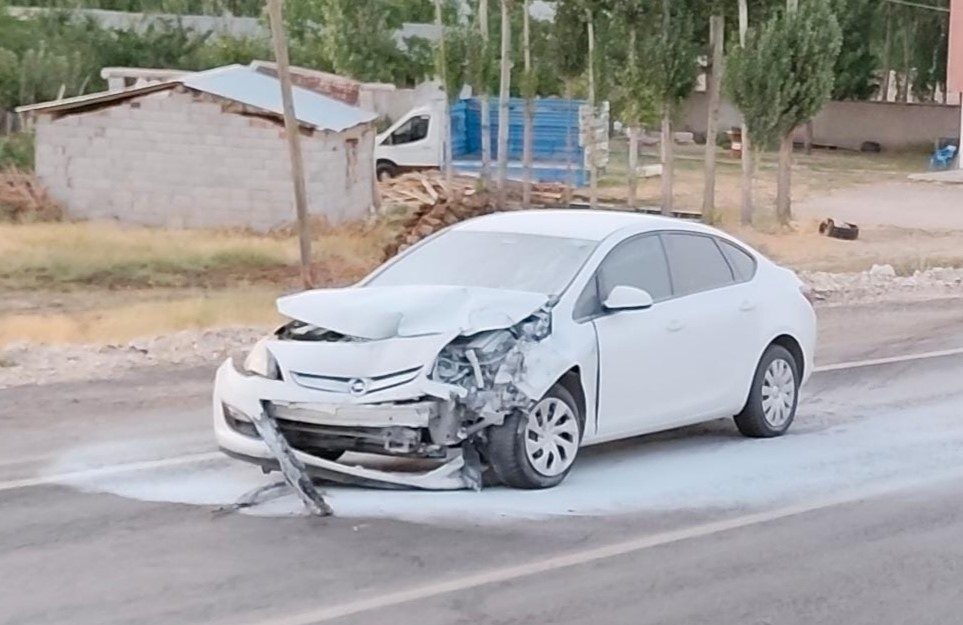 Van’da trafik kazası: 3 yaralı Van’ın Erciş ilçesinde iki otomobilin çarpışması sonucu meydana gelen trafik
