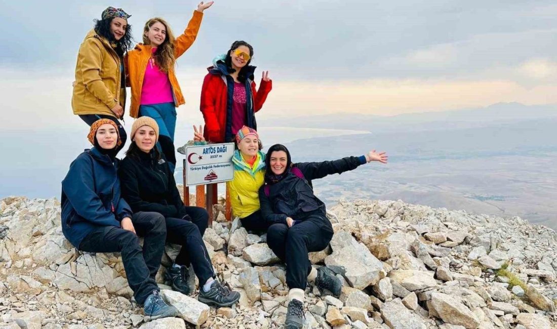 Vanlı dağcılar aynı gün Artos ve Sümbül Dağı’nda zirve yaptı Rota Doğa Sporları Kulübü üyeleri, Van’ın Gevaş ilçesinde bulunan 3