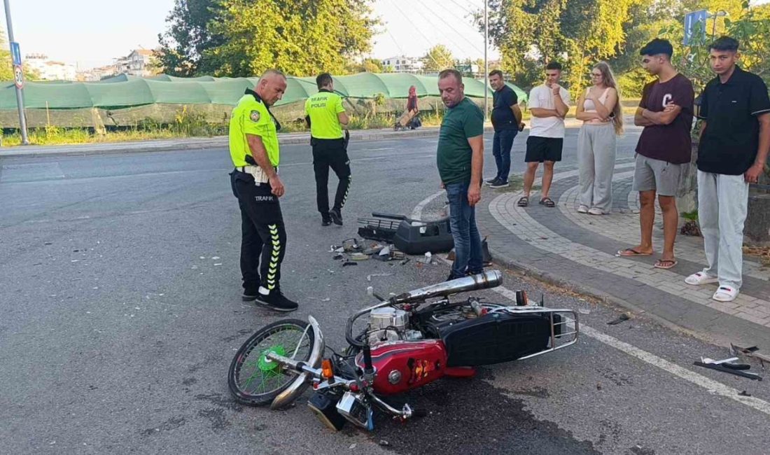 Antalya’nın Manavgat ilçesinde motosiklet ile otomobilin çarpışması sonucu meydana gelen