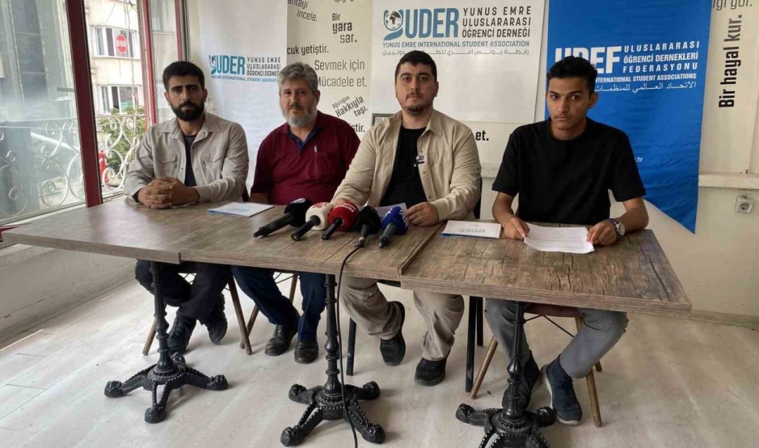 Eskişehir’de millet bahçesinde oturan Yemenli 2 kardeş ve babaları, sigara