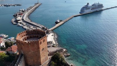 Bahama bandıralı ‘Seven Seas Navigator’ isimli kruvaziyer yolcu gemisi Alanya