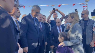 Çanakkale’de sağlık elçisi olan 7 yaşındaki Yağmur Yıldız hem babasına