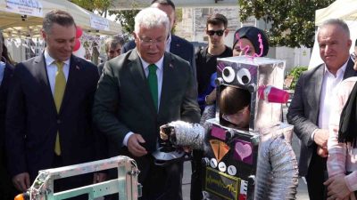 AK Parti milletvekilleri Bakırköy’de sahaya indi, vatandaşların sıkıntılarını dinledi. Türkiye