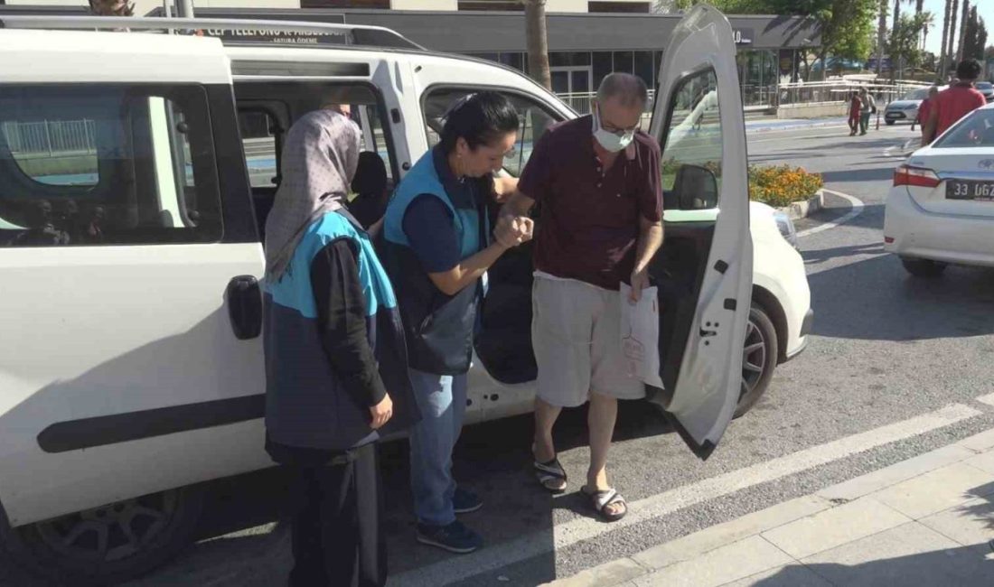 Mersin’in merkez ilçe Akdeniz Belediyesi tarafından hayata geçirilen ’onkobüs servisi’,