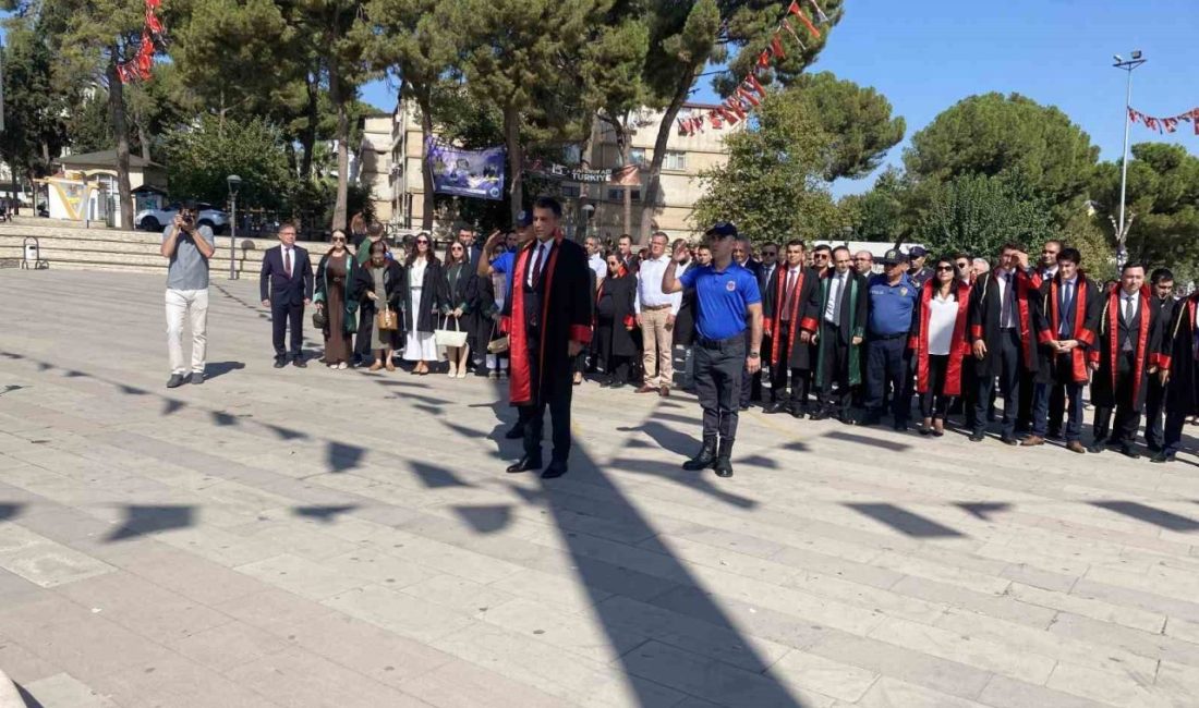 Alaşehir’de yeni adli yıl Cumhuriyet ve Demokrasi Meydanı’nda düzenlenen çelenk