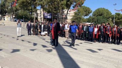 Alaşehir’de yeni adli yıl Cumhuriyet ve Demokrasi Meydanı’nda düzenlenen çelenk