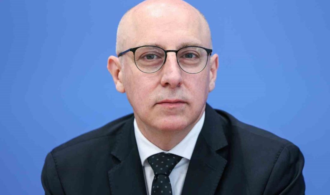 Almanya İçişleri Bakanı Alexander Dobrindt, iç istihbarattan sorumlu Anayasayı Koruma