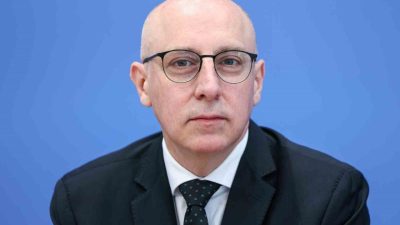 Almanya İçişleri Bakanı Alexander Dobrindt, iç istihbarattan sorumlu Anayasayı Koruma