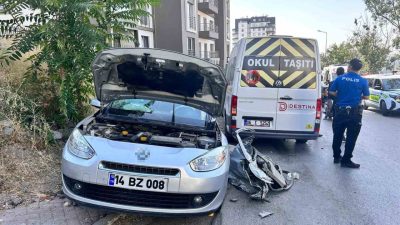 Ankara’da servis minibüsü ile otomobilin kafa kafaya çarpıştığı kazada 12