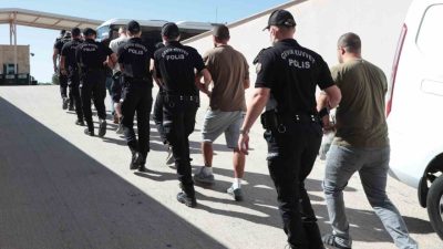 Antalya’da polis ekiplerince gerçekleştirilen asayiş uygulamalarında 186 şahıs yakalandı. İl